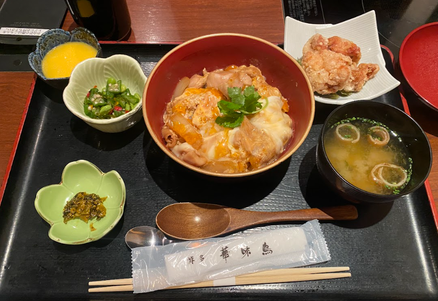 博多　華味鳥日本銀座必去的美味餐廳，便宜又大碗
日本有名的親子丼，旁邊還附上小炸雞，味噌湯，兩個小菜，加上一個小布丁，大滿足！