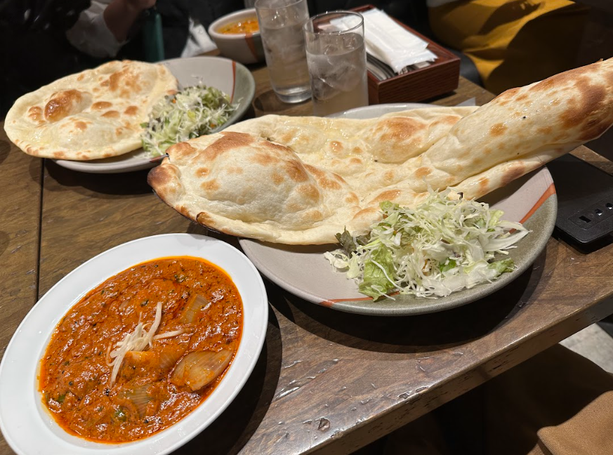 オールドデリー (OLD DELHI)印度咖哩奶油雞肉馬薩拉口味，配上印度的囊，印度麵包，旁邊還擺滿了生菜，讚!日本銀座必去的美味餐廳，便宜又大碗
