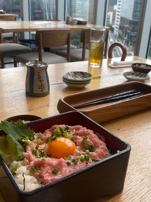 寿司ダイニング かどはち 銀座銀座，超美味日本料理，生魚片，鮪魚丼飯，上面配著一顆生蛋黃，旁邊還擺著醬油+烏龍茶。美景配上美食，真的是人生一大享受。日本銀座必去的美味餐廳，便宜又大碗